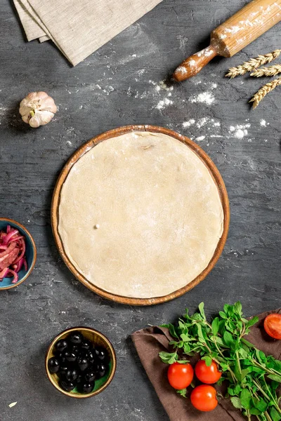 Ingredientes para cocinar pizza vegetariana en una superficie oscura — Foto de Stock