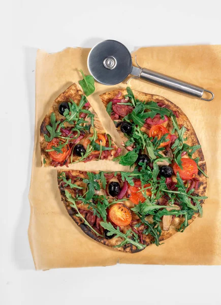 Pizza vegetariana con cebolla roja, champiñones, tomates, aceitunas y —  Fotos de Stock