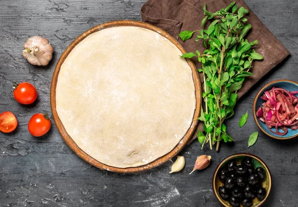 Ingredientes para cocinar pizza vegetariana en una superficie de piedra oscura — Foto de Stock