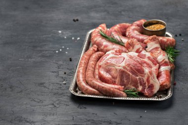 Karanlık yüzeyi farklı et ürünleri kümesi