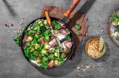 Yoğurt dökme demir Tavada kavrulmuş lahanası