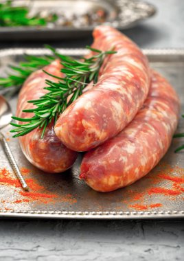 Çiğ sosis ızgara için kümesi yakın çekim