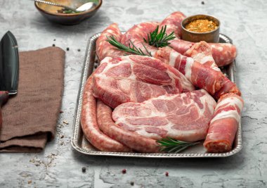 Işık bir yüzeye farklı et ürünleri kümesi