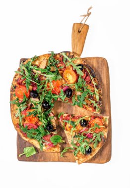 Sağlıklı vejetaryen pizza beyaz arka plan üzerinde kapat