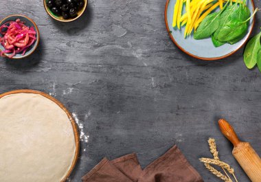 Çerçeve vejetaryen pizza yemek pişirmek için malzemeler