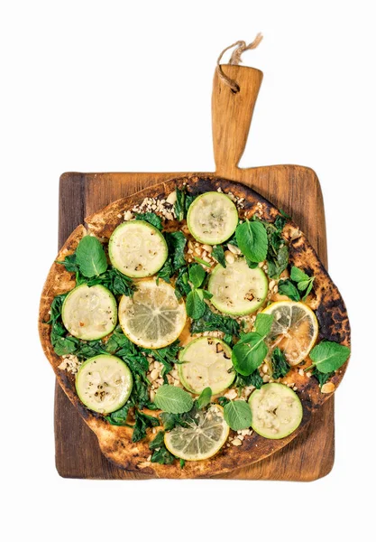 Pizza vegetariana saludable sobre fondo blanco de cerca —  Fotos de Stock