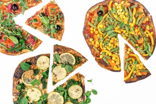 Pizza vegetariana diferente sobre fondo blanco, vista superior —  Fotos de Stock