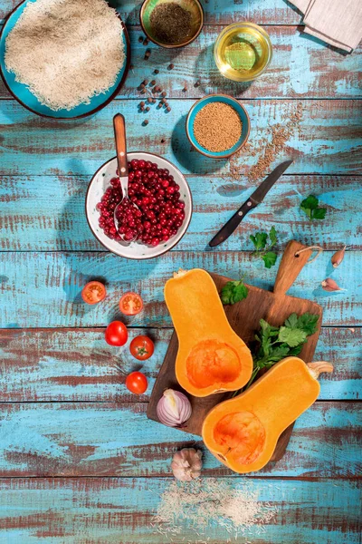 Varios ingredientes para cocinar alimentos saludables en tabla de madera azul — Foto de Stock