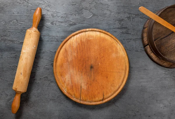 Круглая деревянная доска со скалкой и решеткой — стоковое фото