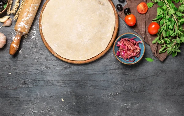 Vejetaryen pizza hazırlamak için malzemelerle pizza hamur — Stok fotoğraf