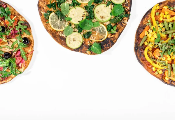 Pizza vegetariana diferente no fundo branco com espaço de cópia — Fotografia de Stock