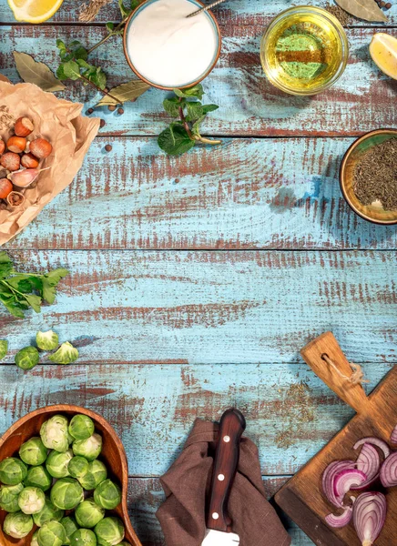Marco de ingredientes para cocinar alimentos saludables en mesa de madera — Foto de Stock
