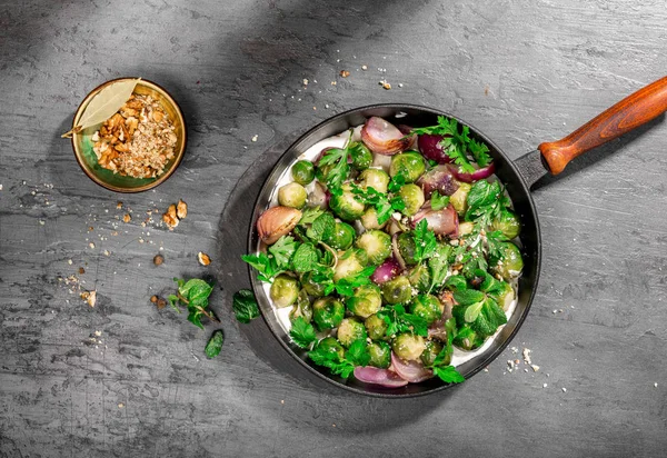 Germogli arrosto in padella su superficie scura. Cibo sano — Foto Stock