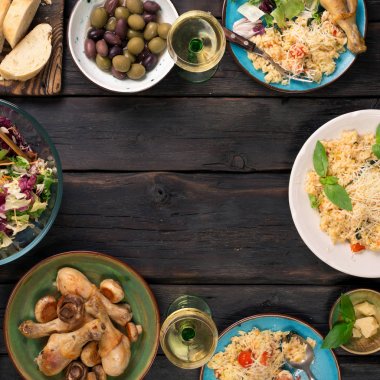 Risotto, salata, meze, tavuk ızgara üzerinde ahşap çerçeve