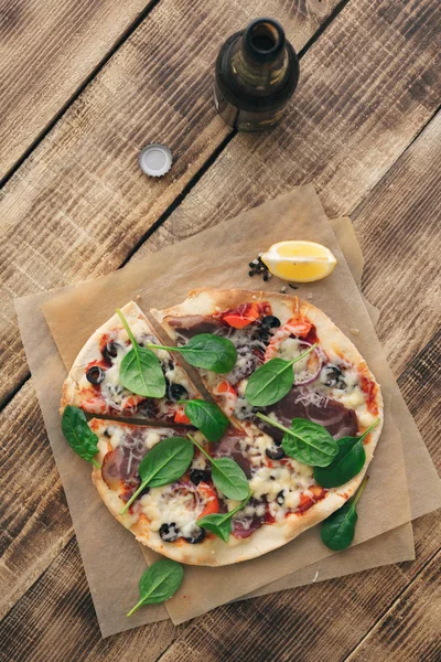 Pizza italiana con carne, aceitunas, pimienta, espinacas, mozzarella ingenio —  Fotos de Stock