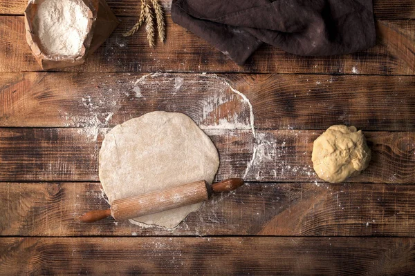 Stendere la pasta con il mattarello e la farina — Foto Stock