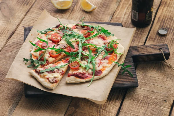 Pizza with cheese, sausage salami, mushrooms, tomatoes and arugu — Stock Photo, Image