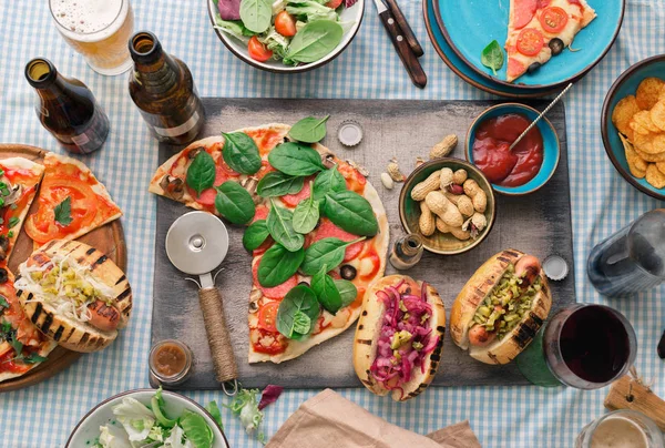 Mesa de jantar com vários alimentos para a empresa, vista superior — Fotografia de Stock