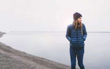 Mutlu genç kız şehir Rıhtımlar üzerinde yürüyüş