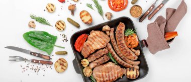 Biftek ve ızgara sebzeler ile ızgarada pişmiş sosis