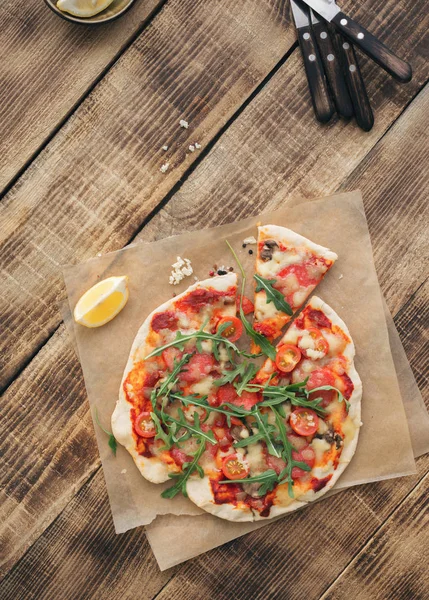 Pizza com queijo derretido e salsicha salame, cogumelos, tomate — Fotografia de Stock