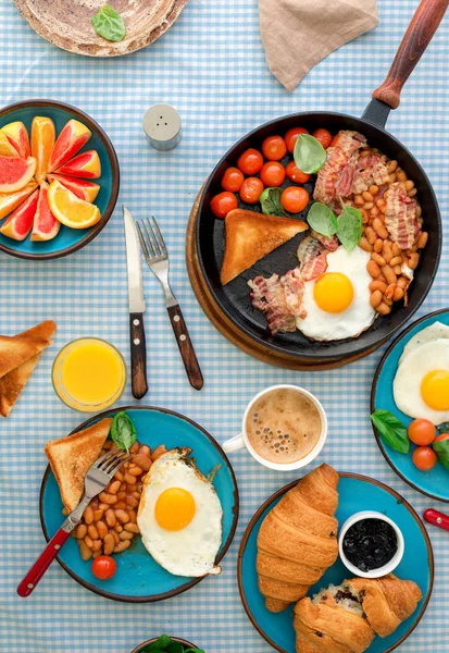 Gebakken ei, bonen, tomaten, spek, toast verschillende fruit, SAP, — Stockfoto