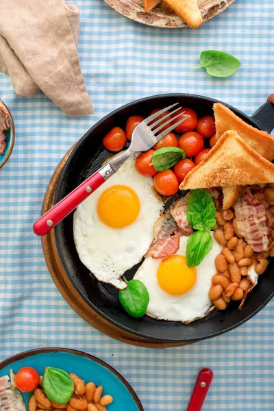 Полезный завтрак в сковородке, вид сверху — стоковое фото