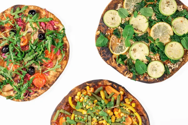 Pizza vegan diferente em um fundo branco — Fotografia de Stock