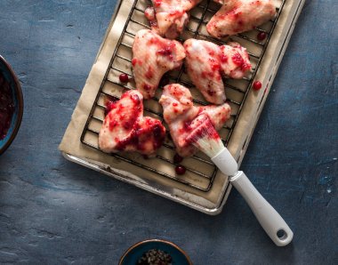 Çiğ tavuk budu kızılcık soslu taş yakın çekim yüzey