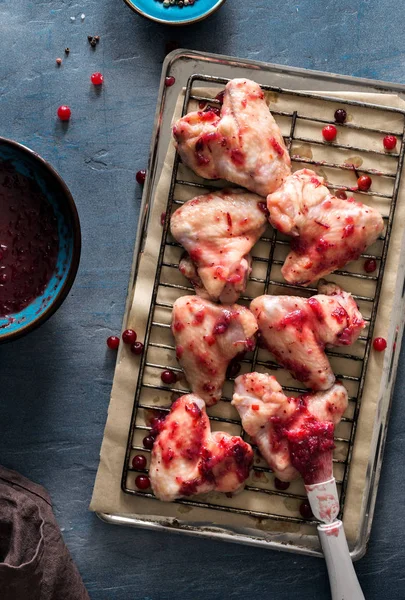 Close up chicken wings in cranberry sauce on baking tray — Stock Photo, Image