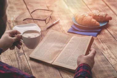 Adam eski kitap okumak 