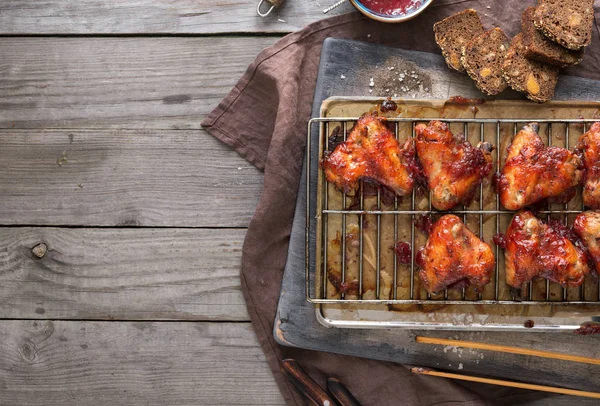 Mesa con alas de pollo caseras — Foto de Stock