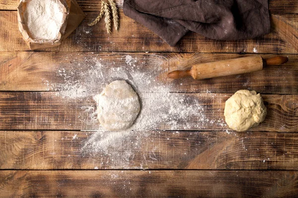 Fresh dough sprinkled with flour — Stock Photo, Image