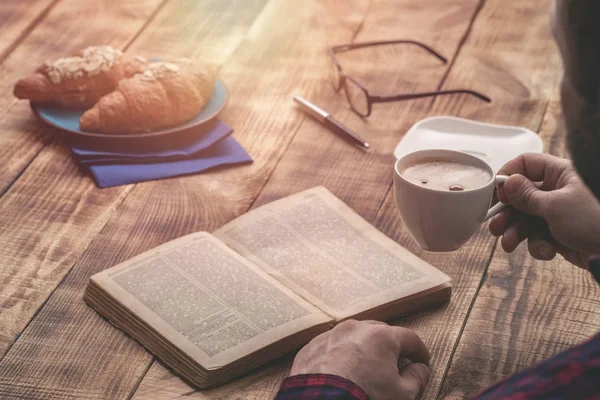 Man zit aan tafel ontspannen — Stockfoto