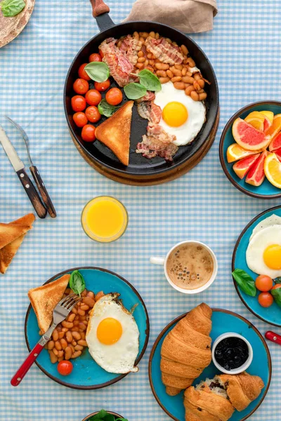 Table de petit déjeuner avec des aliments sains — Photo