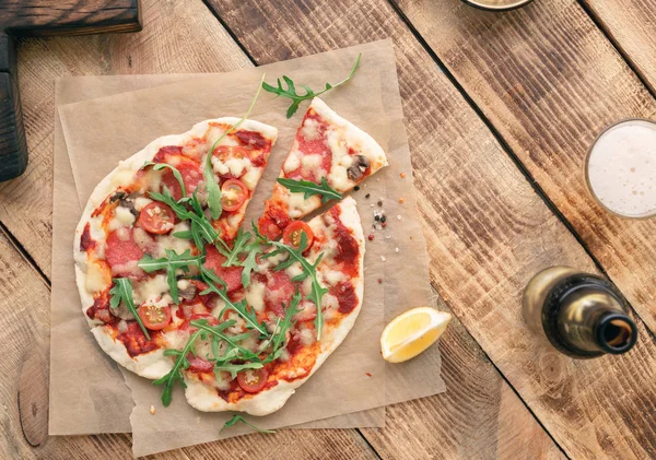 Pizza italiana na mesa de madeira de perto, vista superior — Fotografia de Stock