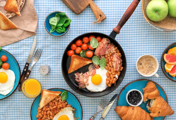 Mesa de pequeno-almoço com comida saborosa e saudável diferente, vista superior — Fotografia de Stock