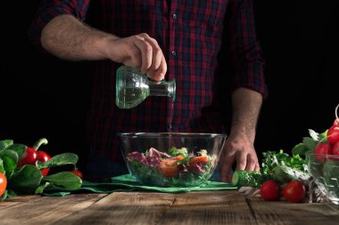 Adam zeytinyağı dökülen