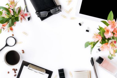 Tablet ile ev ofis çalışma alanı