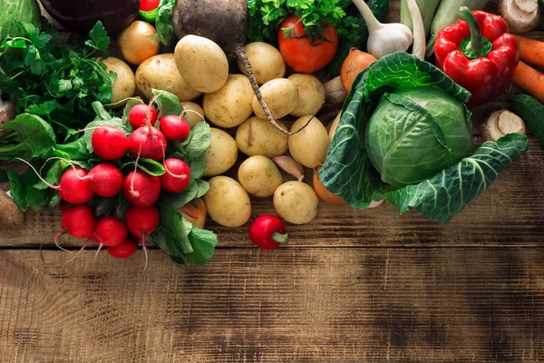 Verschiedenes frisches Gemüse auf Holztisch mit Kopierraum — Stockfoto