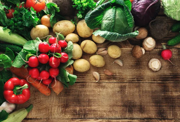 Set mit frischem Gemüse auf Holztisch mit Kopierraum — Stockfoto