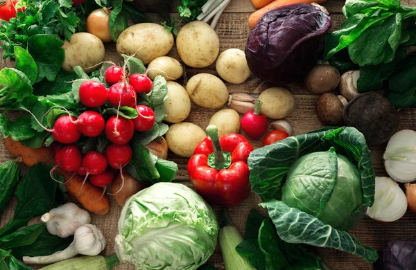Zbiór warzywa świeże, kolorowe na drewnianym stole z bliska — Zdjęcie stockowe