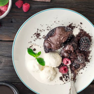 Çilek ve dondurma ile çikolatalı kek