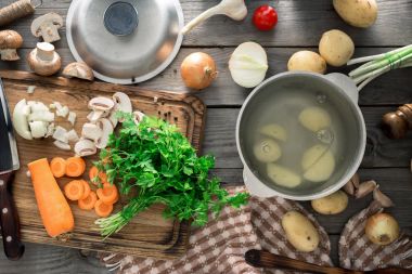 Ahşap masa üzerinde vejetaryen çorba yemek pişirmek için ham maddeler