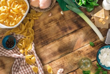 İtalyan makarna yemek pişirmek için maddeler çerçevesinde Üstten Görünüm