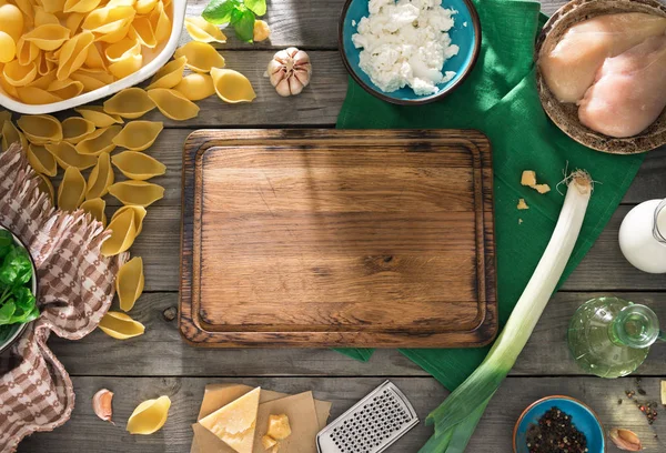 Placa de cozinha vazia com ingredientes para cozinhar deliciosas massas — Fotografia de Stock