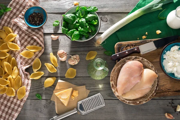 Ingredientes crus para cozinhar massas italianas na mesa de madeira — Fotografia de Stock