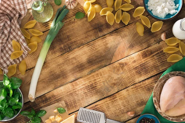 Quadro de ingredientes para cozinhar massas italianas na mesa de madeira — Fotografia de Stock