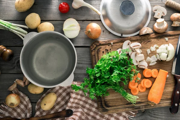 Ingredientes para cocinar sopa vegetariana en mesa de madera, top vie — Foto de Stock