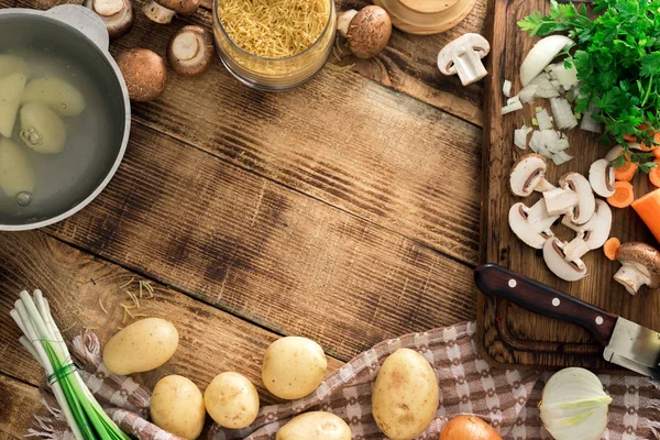 Struttura di ingredienti per cucinare la minestra vegetariana su tavolo di legno — Foto Stock